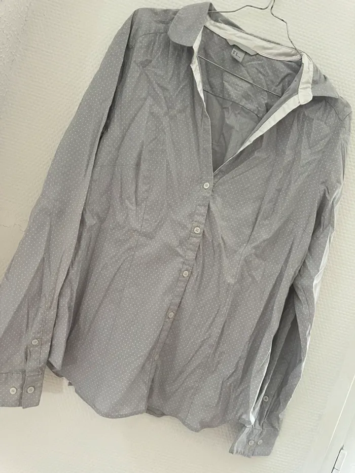 Chemise grise à pois
