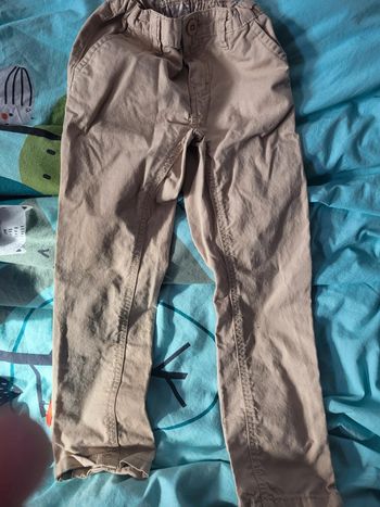 Pantalon 5 ans, légèrement marqué au genou