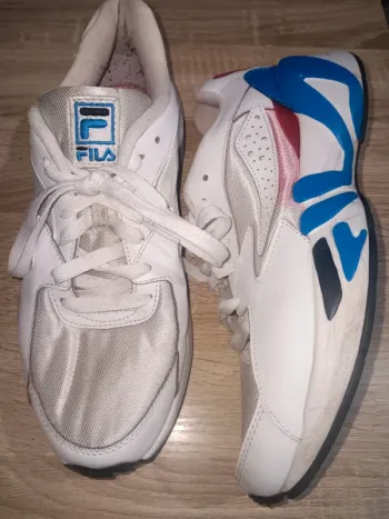 Baskets tailld 42 Fila vintage blanches détails bleu rouge