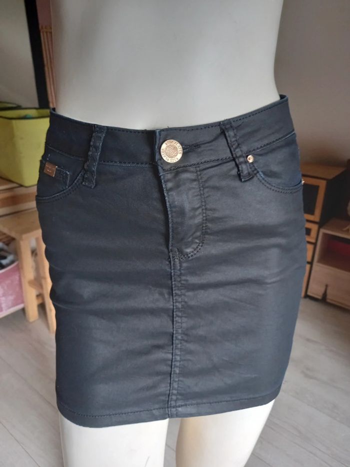 Mini jupe noire satinée taille 34 - photo numéro 2