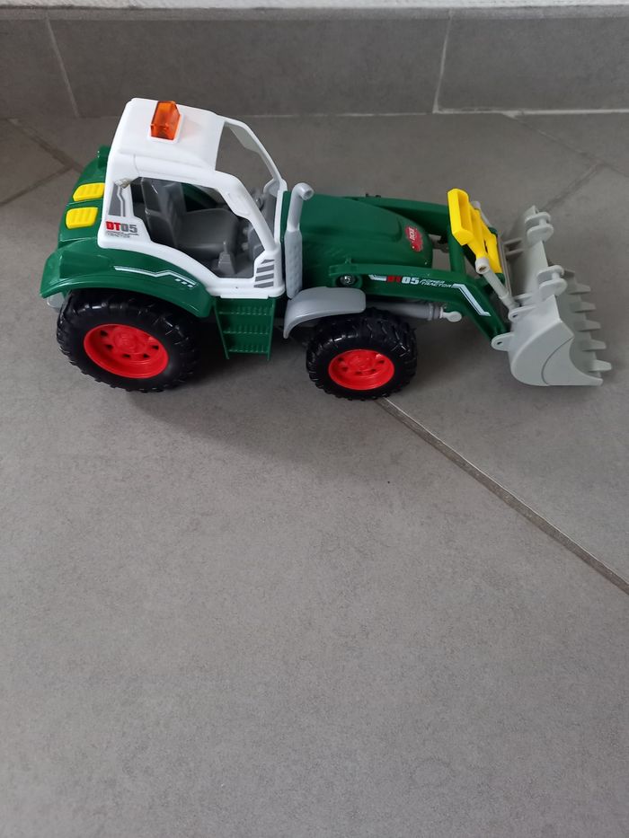 Tracteur vert - photo numéro 4