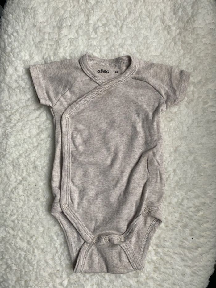 Lot de 2 bodies manches courtes gémo 6 mois - photo numéro 2