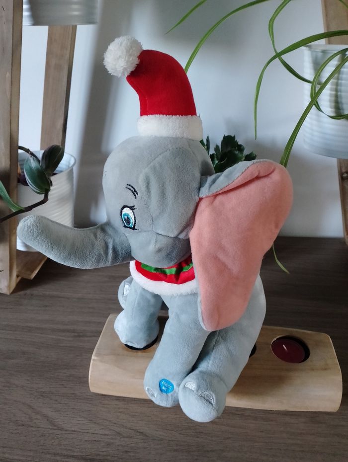 Peluche sonore Disney Dumbo Noël - photo numéro 2
