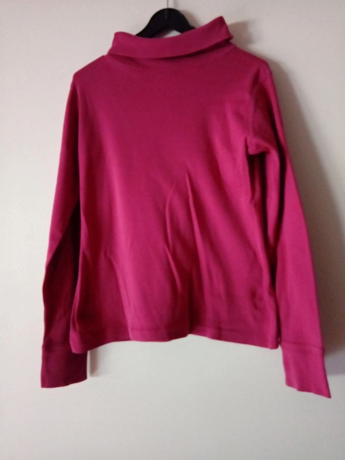 Joli pull à col roulé fuchsia.  10 ans