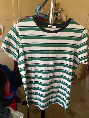 T-shirt vert, rayé blanc