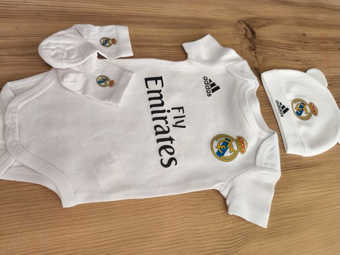 Ensemble bébé thème football – Blanc – Body + Bonnet + Chaussettes - photo numéro 3