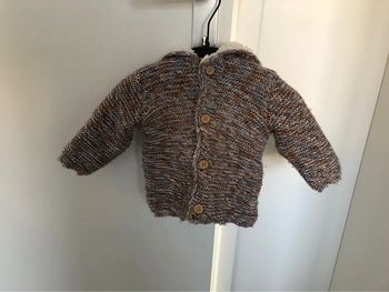 Gilet capuche tricot fourré à l’intérieur HEMA 62 cm