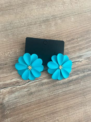 Boucles d’oreilles fleurs bleu / vert  neuve  Diamètre environ 4cm