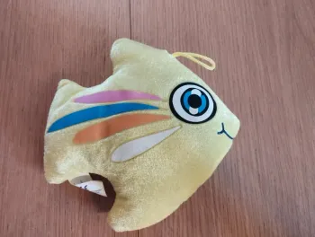Peluche poisson jaune arc en ciel. Hauteur 20 cm