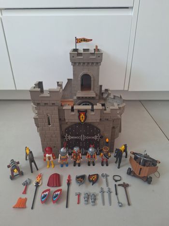 Chateau playmobil avec chevaliers, canon, Arbalète , chevaux, boucliers, armes...