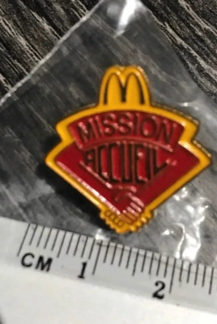 vintage 1 pin’s métal McDonald’s  mission accueil neuf 2cm - photo numéro 2