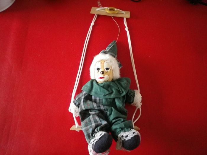 PIERROT VERT SUR BALANCOIRE