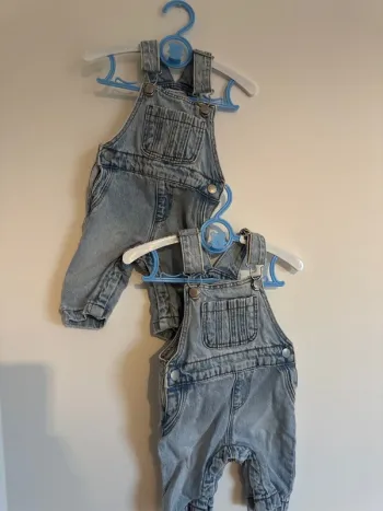 Lot de deux salopettes en jean pour jumeaux 0-3 mois 62 cm