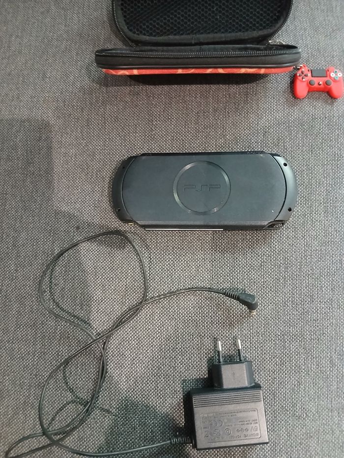 PSP E1004 avec chargeur et housse - photo numéro 5