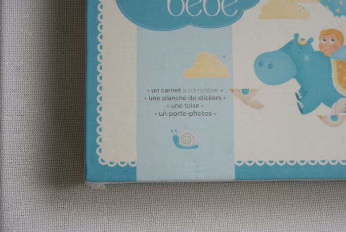 Coffret de Bébé : Carnet+1 Planche de stickers+1 Toise+ 1 Porte photo - photo numéro 5