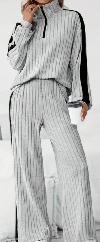 Ensemble deux pièces avec haut manches longues et pantalon jambes larges