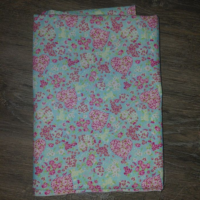 Coupon de coton bleu motifs cœurs fleuris