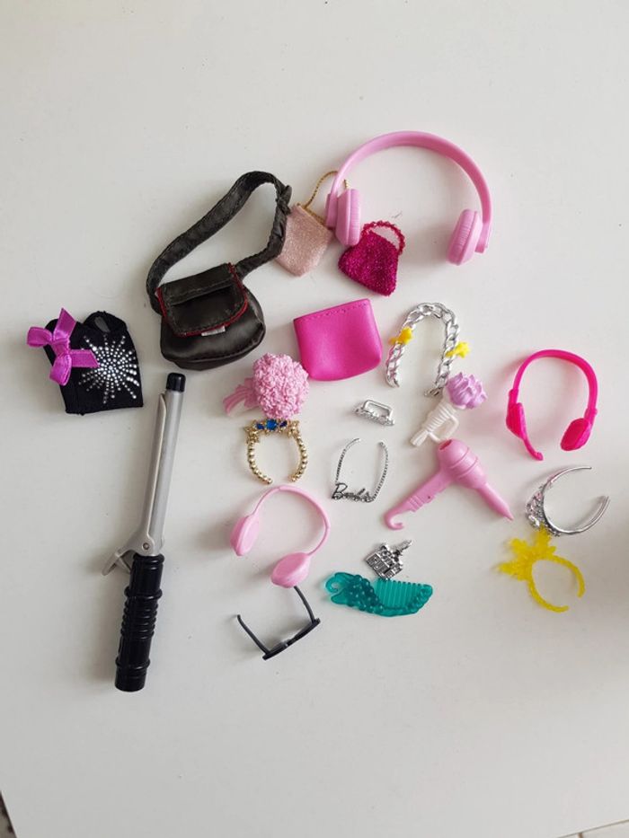 Lot accessoires poupées Barbie et autres