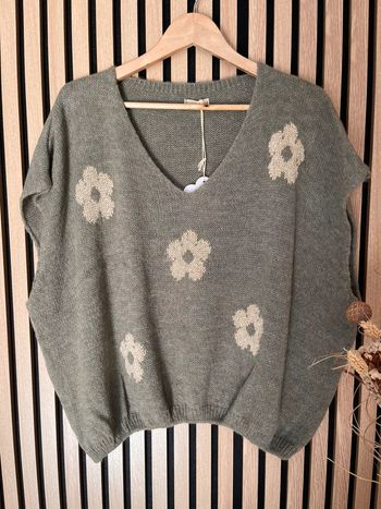 Pull vert d’eau avec fleurs dorées en lurex