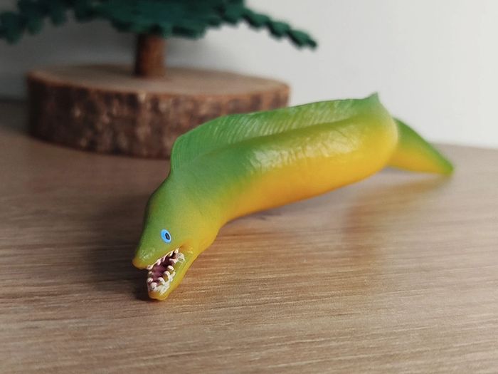 Figurine poisson serpent murène Animal de la rivière