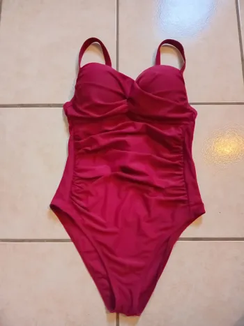 Maillot de bain 1 pièce bordeaux sans marque taille M belle qualité rembourré