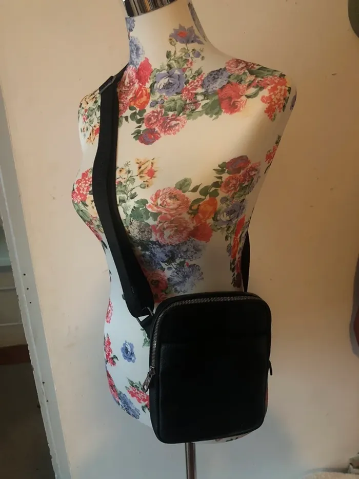 Sacoche Lacoste similicuir - photo numéro 2