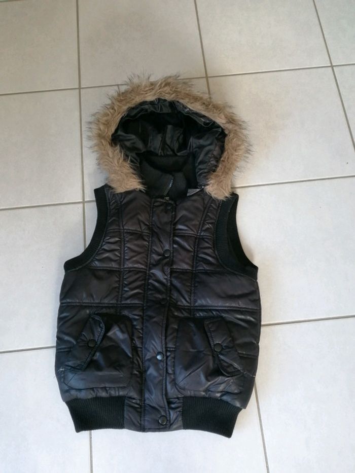 Veste à capuche sans manche
