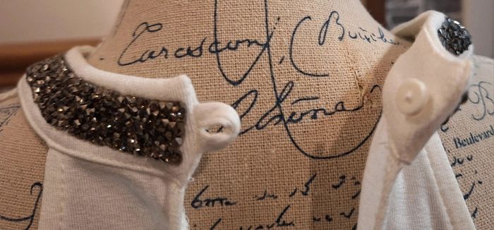 Débardeur blanc avec le tour de cou en strass brillant - photo numéro 4