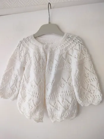 (a) Gilet blanc fait main