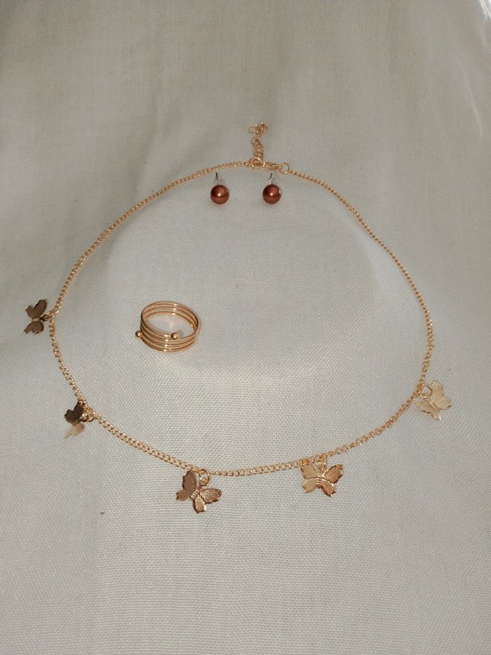 collier bague et boucles d'oreilles