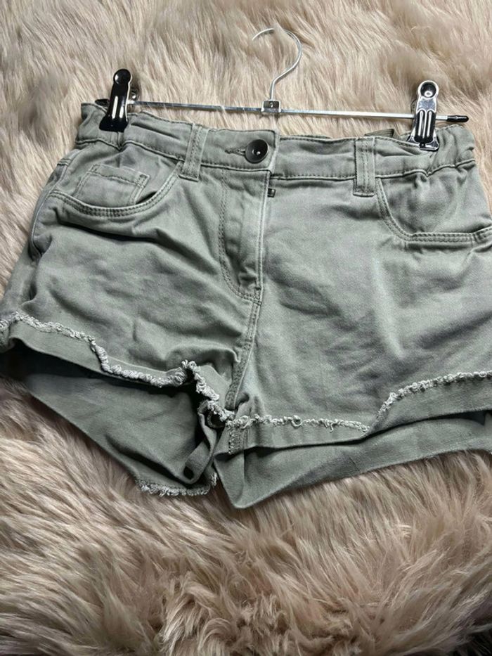 Short court vert / kaki Gémo 10 ans