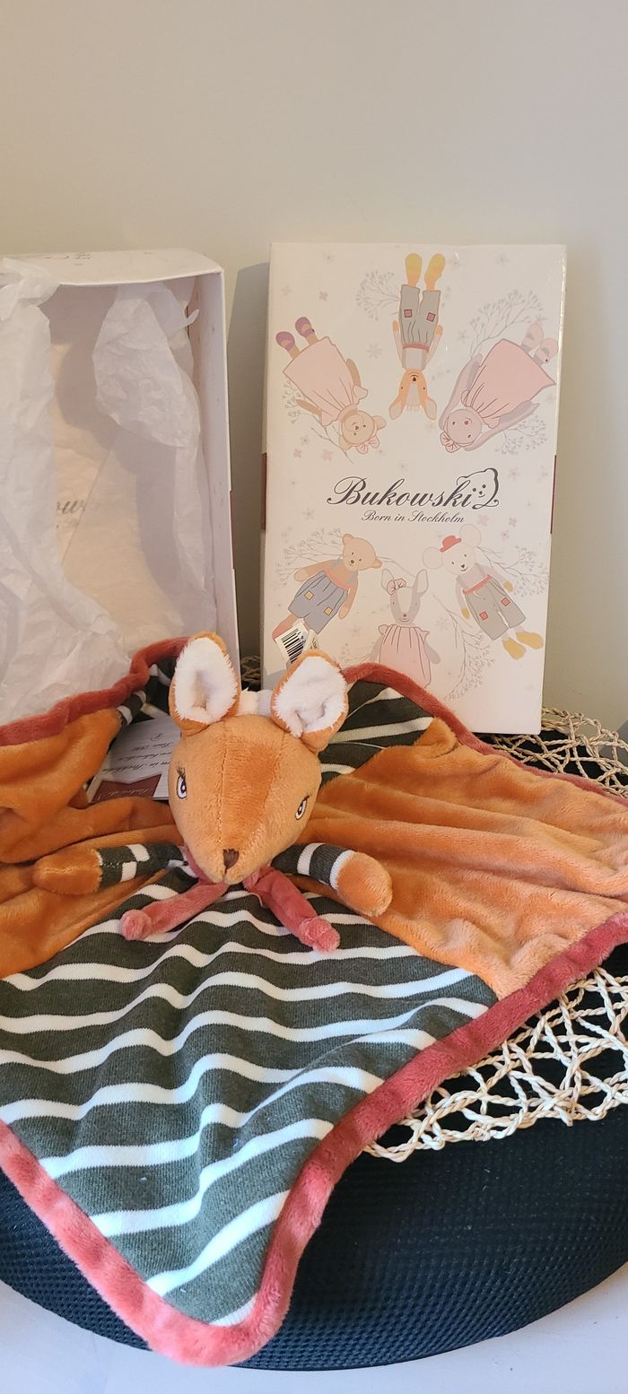 Doudou Plat Attache Tétine BUKOWSKI Biche Verte Kaki et Orange Neuf En Boite