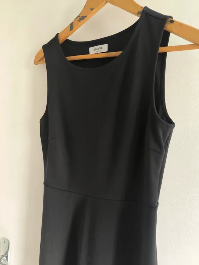 Robe noir patineuse - photo numéro 2