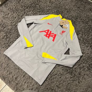 Haut de survêtement Nike liverpool brodé.