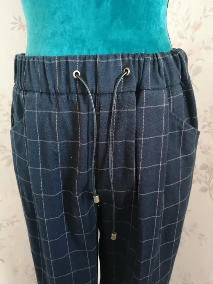 Pantalon noir droit à carreaux avec lignes beiges élastique à la taille et lien / teddy Smith / (38) - photo numéro 3