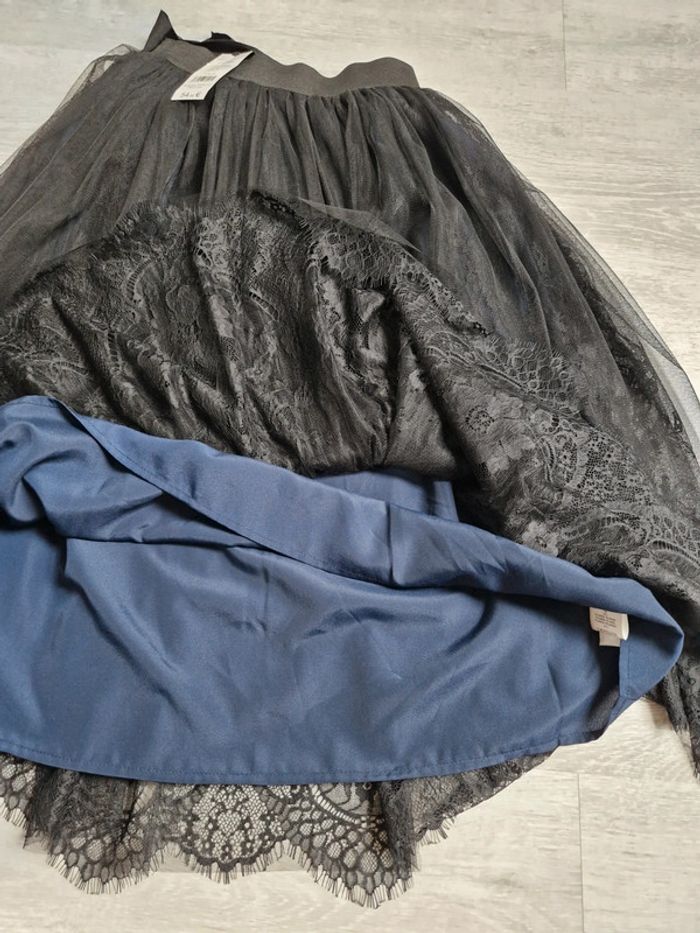 Jolie jupe mi-longue neuve avec étiquette Etam 36 tulle et dentelle noire et marine - photo numéro 6