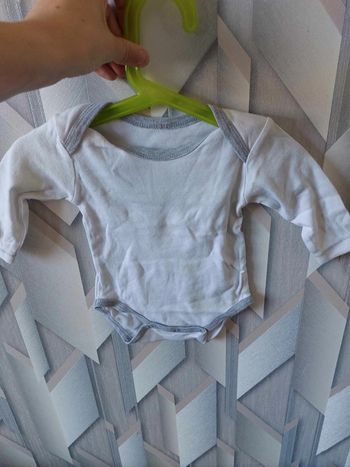 body blanc tour gris