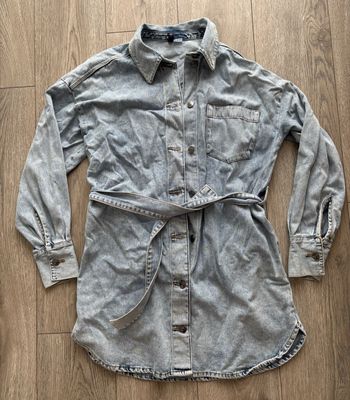 Robe chemise en jean bleu clair avec ceinture