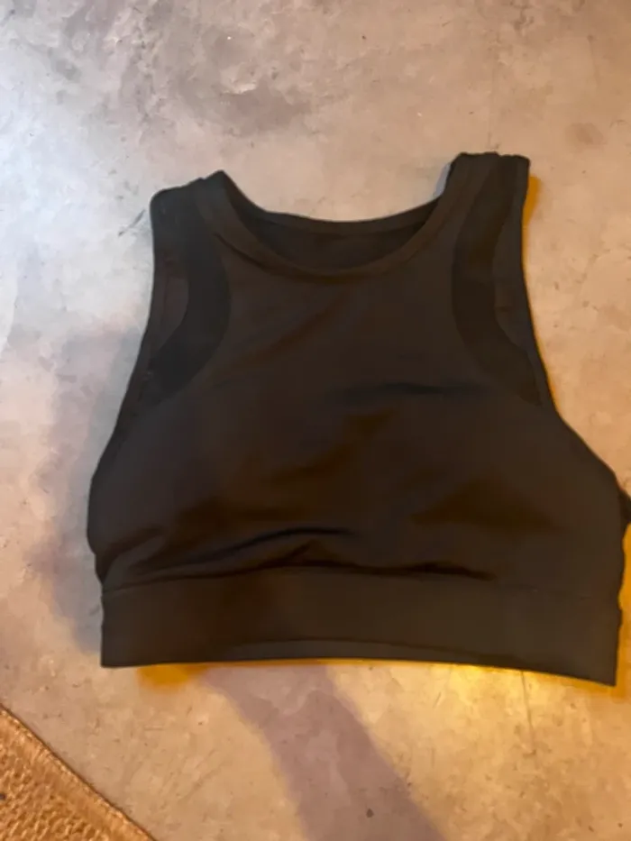 Brassière de sport noire avec bande ajourée