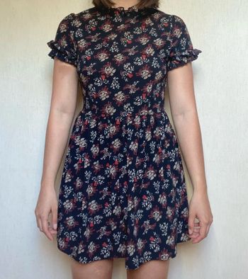 Robe noire à fleurs
