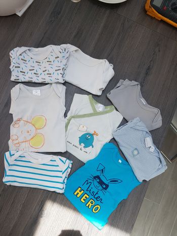 Bodies bébé en bon état manches longues