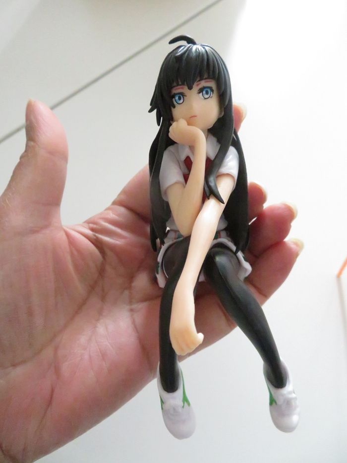 Figurine manga fille assise avec chaise et animal panda - photo numéro 4