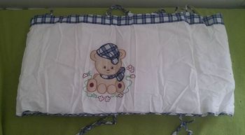 tour de lit blanc et bleu