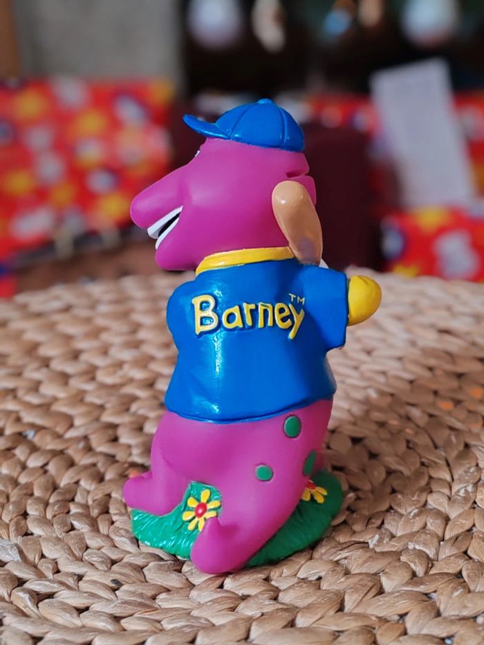 Figurine tirelire Barney dinosaure violet baseball - photo numéro 3