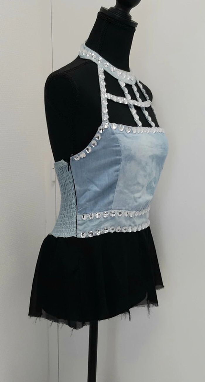 Très joli top dos et épaules dénudés couleur jean avec gros strass Shun bo - photo numéro 2