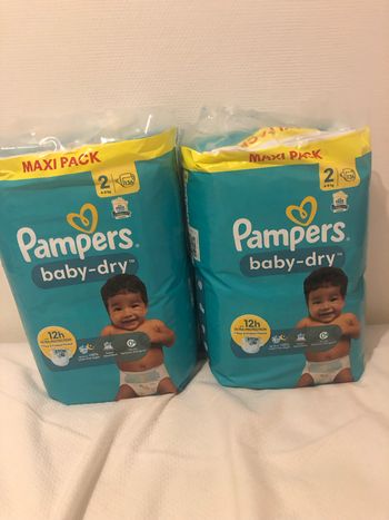 2 sacs de couches Pampers taille 2