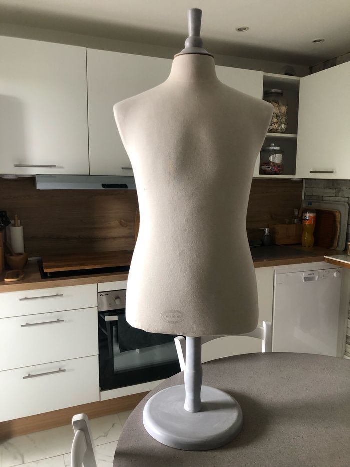 Mannequin  parfait  état  hauteur 1 mètre. Largeur 47 cm