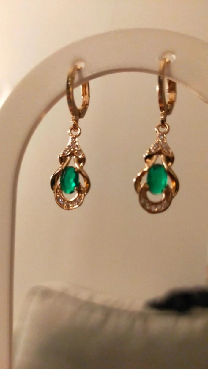 Boucles d'oreilles dorées, cristaux verts, femme - photo numéro 4