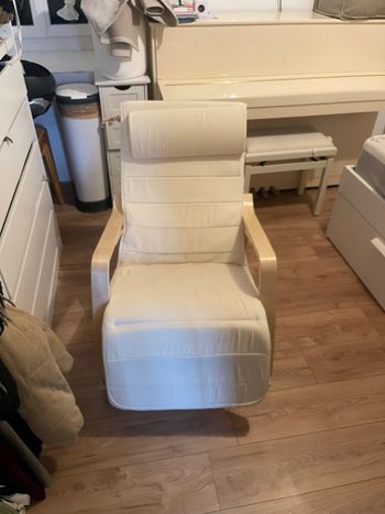 Chaise à bascule beige avec repose pied réglable