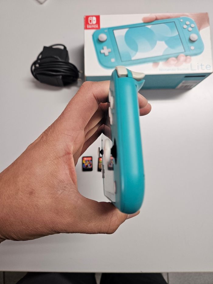 Nintendo Switch lite bleu très bonne etat - photo numéro 4